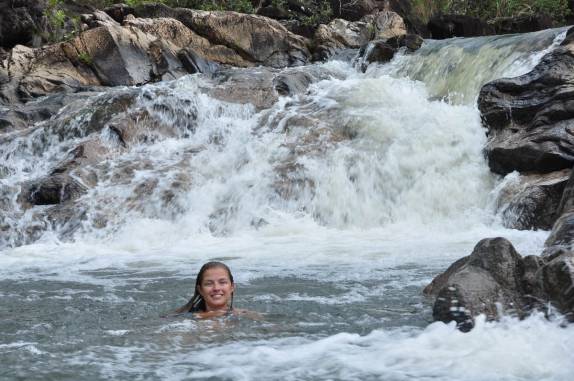 Delicioso banho de cachoeira em rio no caminho para as ruínas mayas de Caracol, em Belize, quase na fronteira com a Guatemala